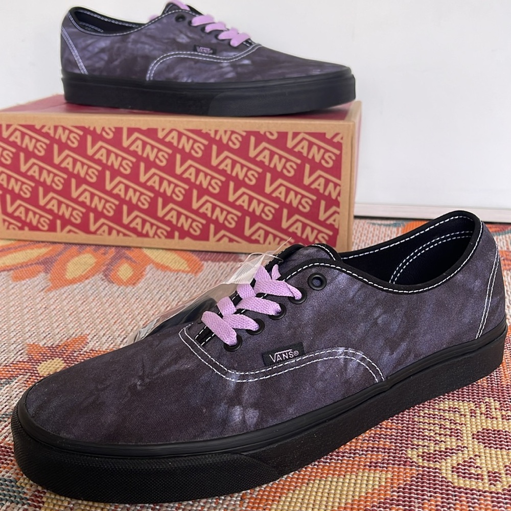 Vans Men’s Authentic
Midnight Shift Black/Black
VN0009PVBKA
Sneakers